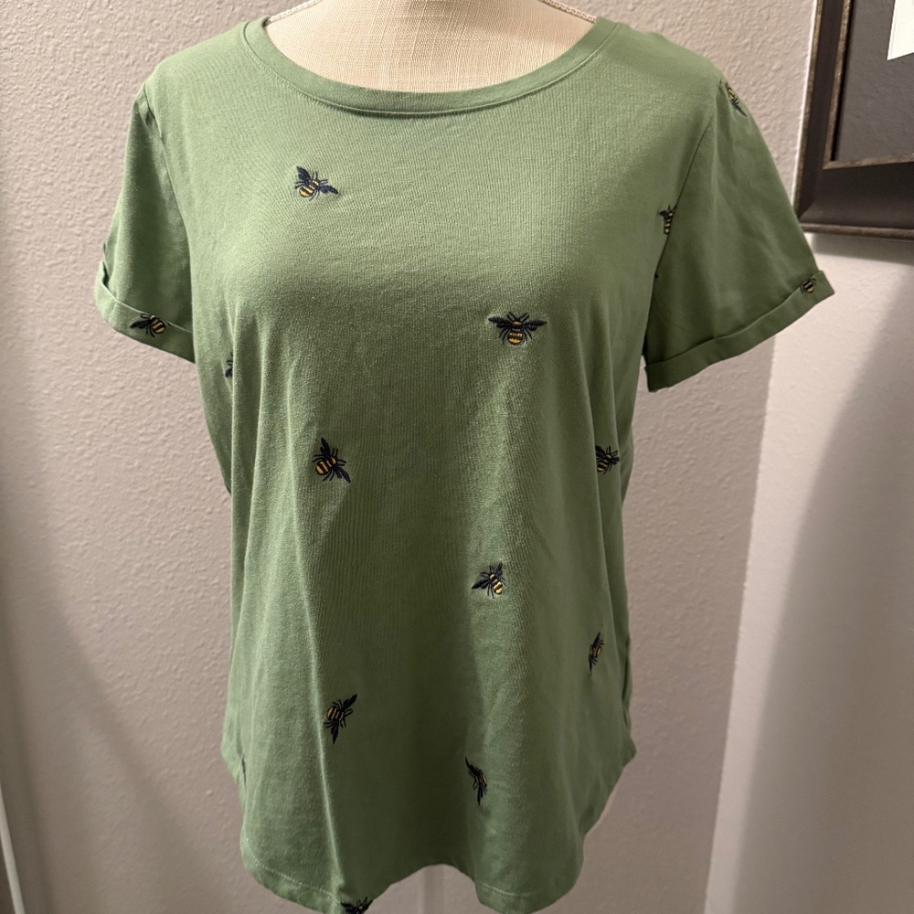 Green tshirt with embroidered honeybees, size small